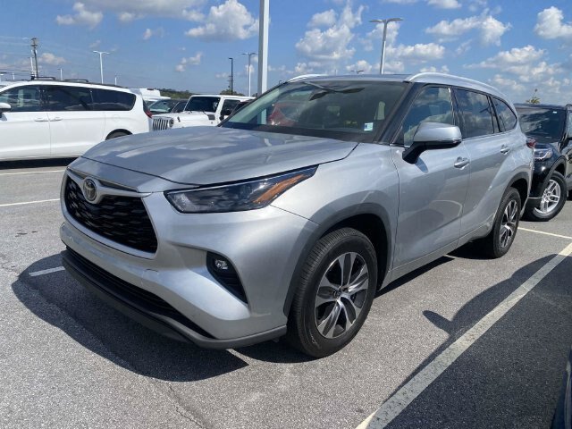 Used 2022 Toyota Highlander XLE FWD image 3