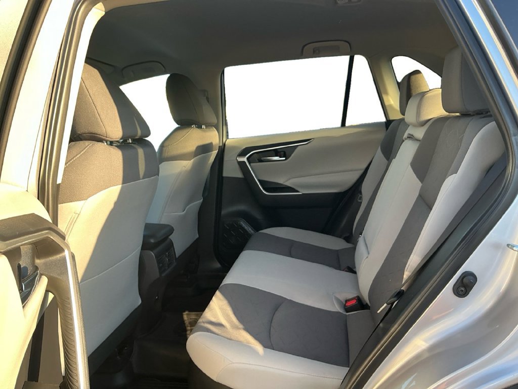 Used 2021 Toyota RAV4 XLE AWD/4WD image 21