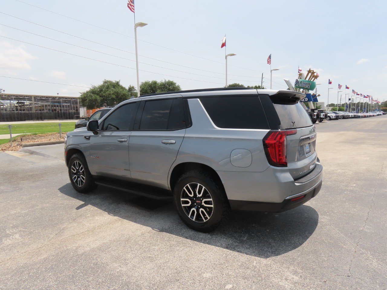 Used 2024 GMC Yukon AT4 w/ Technology Package AWD/4WD image 17