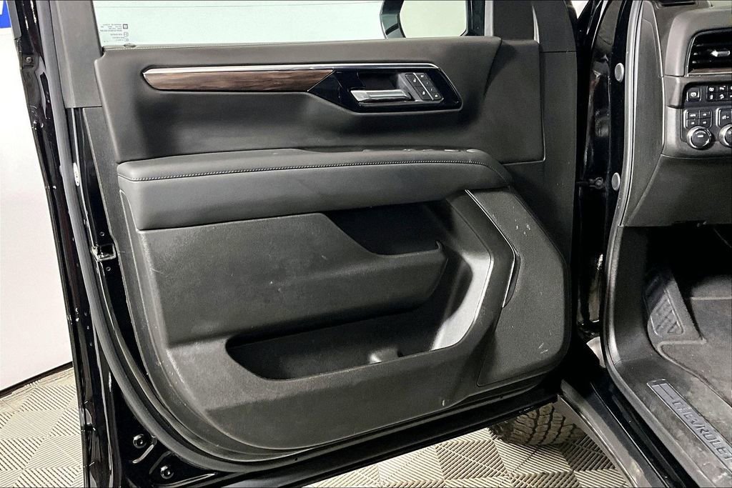 Used 2025 Chevrolet Suburban Z71 image 18