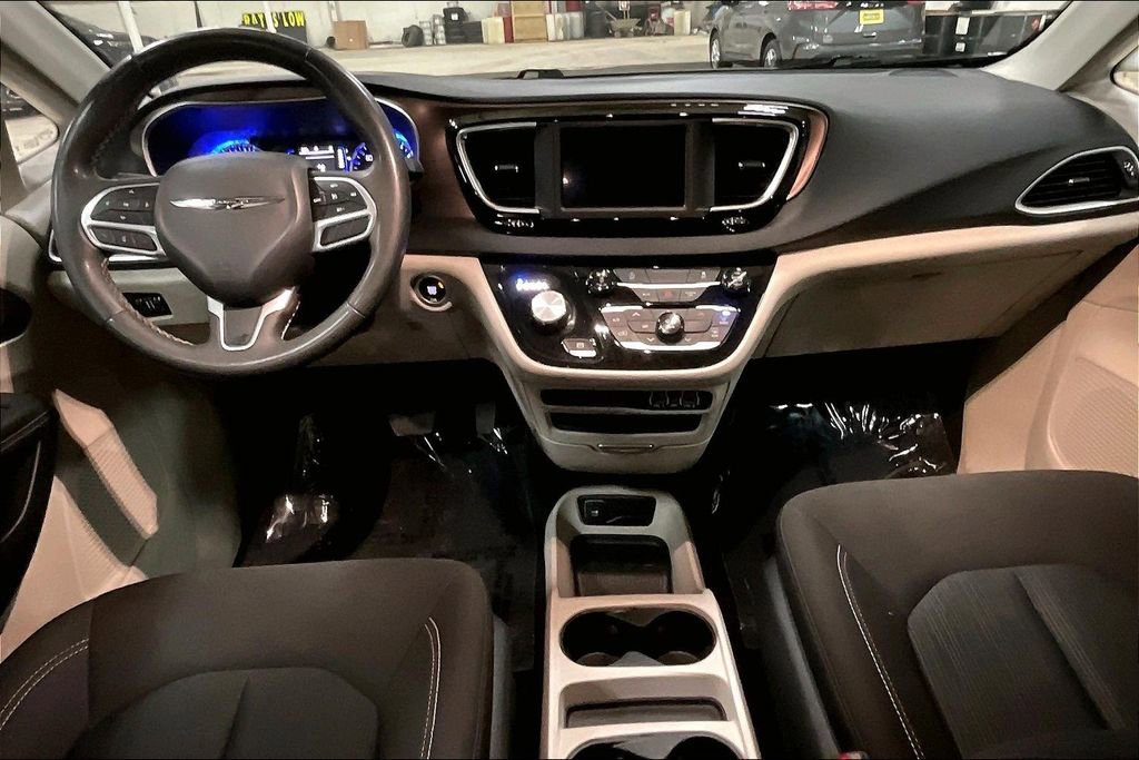 Used 2024 Chrysler Voyager LX image 14