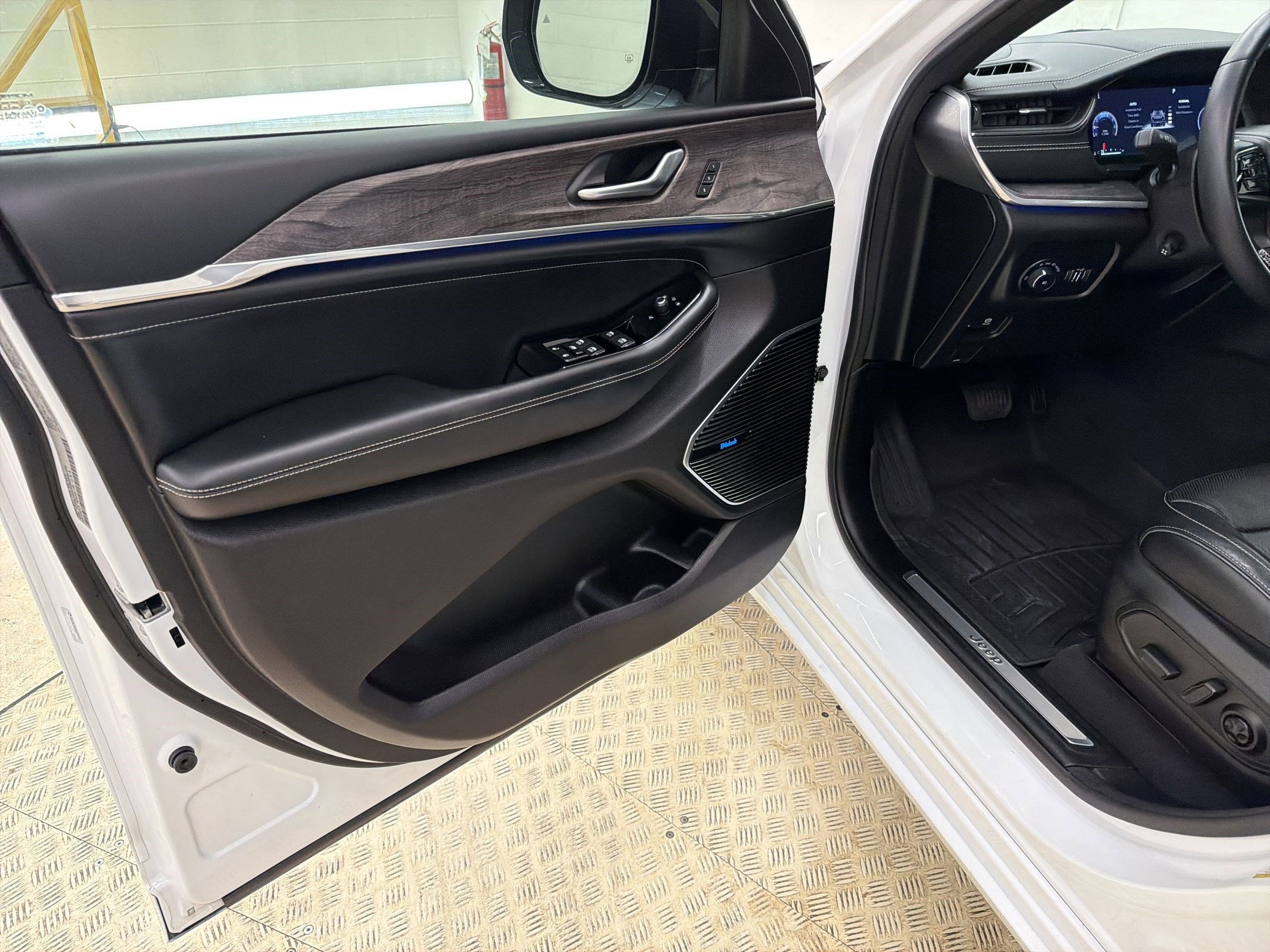 Used 2022 Jeep Grand Cherokee Overland image 19