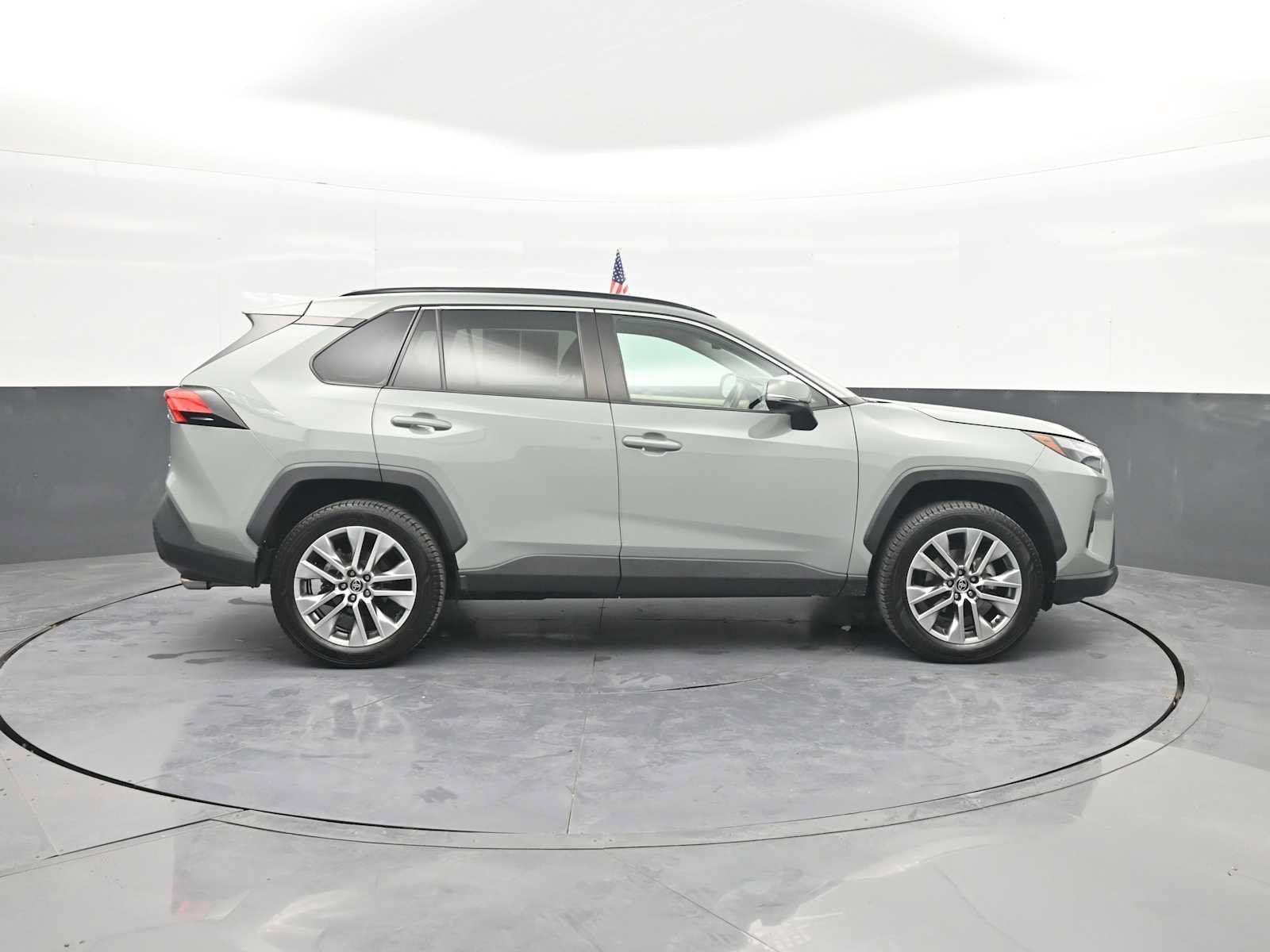 Used 2022 Toyota RAV4 XLE Premium AWD/4WD image 9