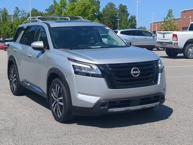 Used 2024 Nissan Pathfinder Platinum AWD/4WD image 2