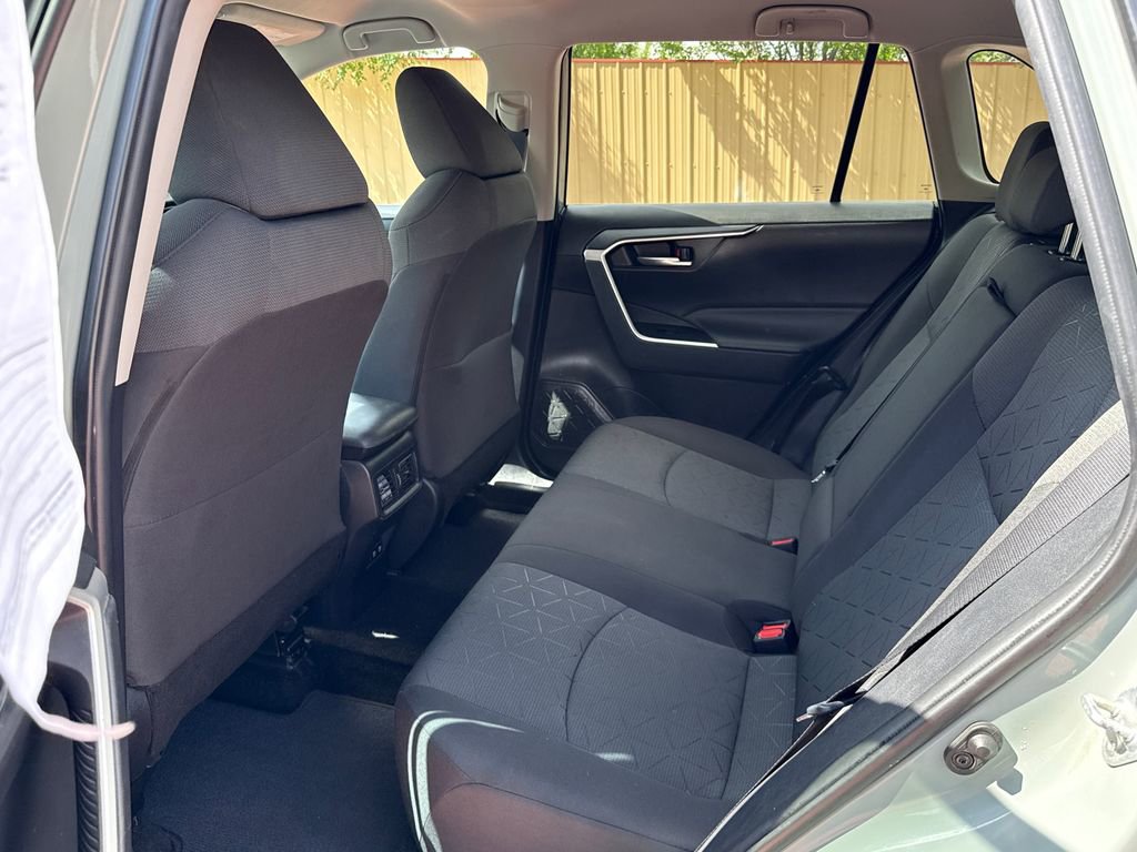 Used 2021 Toyota RAV4 XLE AWD/4WD image 21