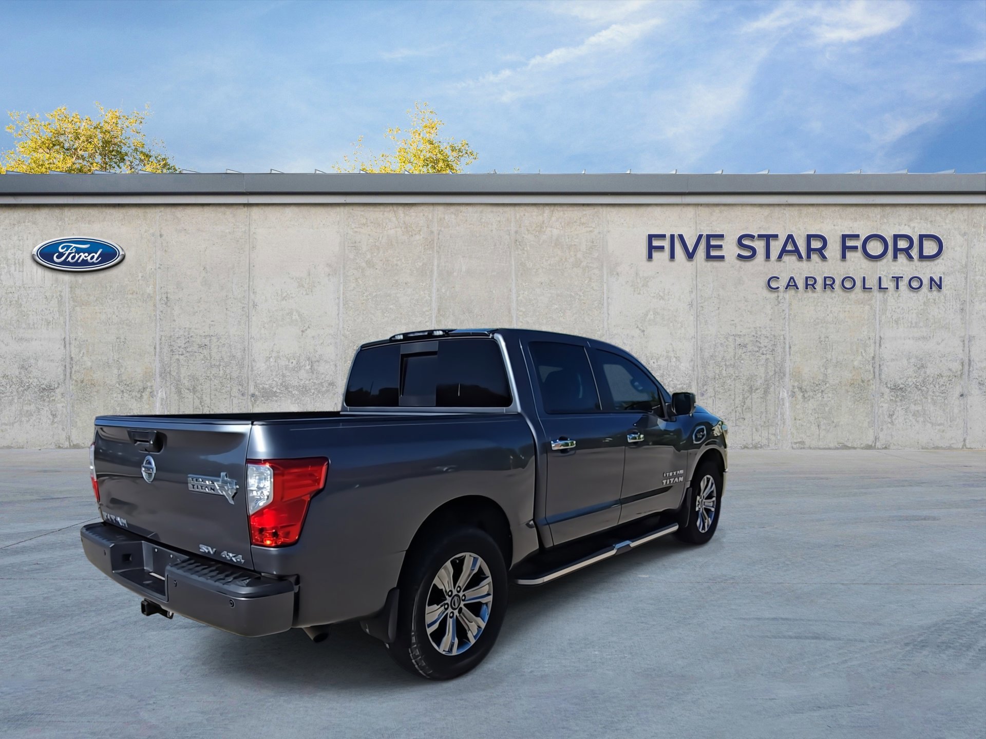 Used 2017 Nissan Titan SV image 5