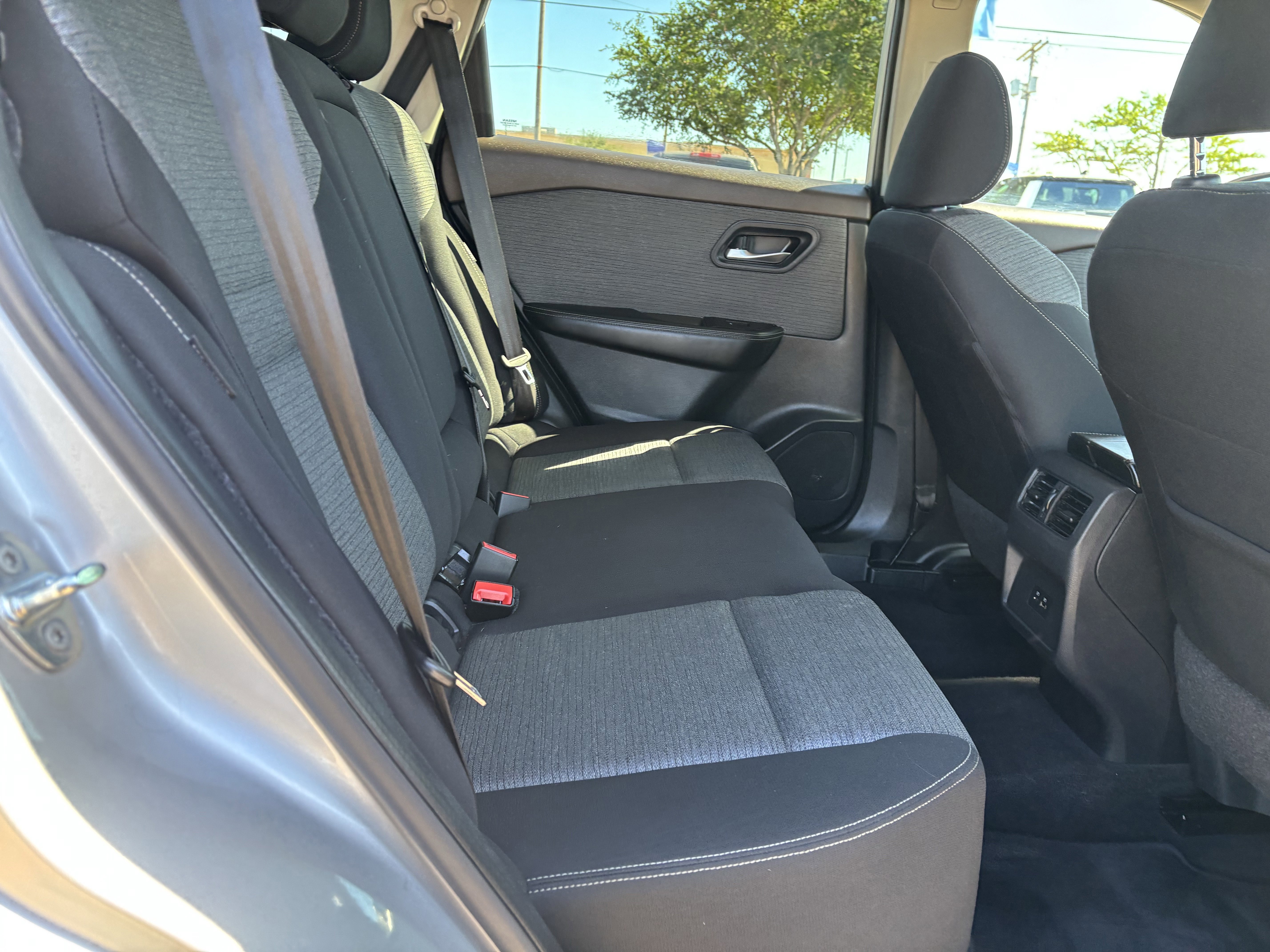 Used 2023 Nissan Rogue SV image 18