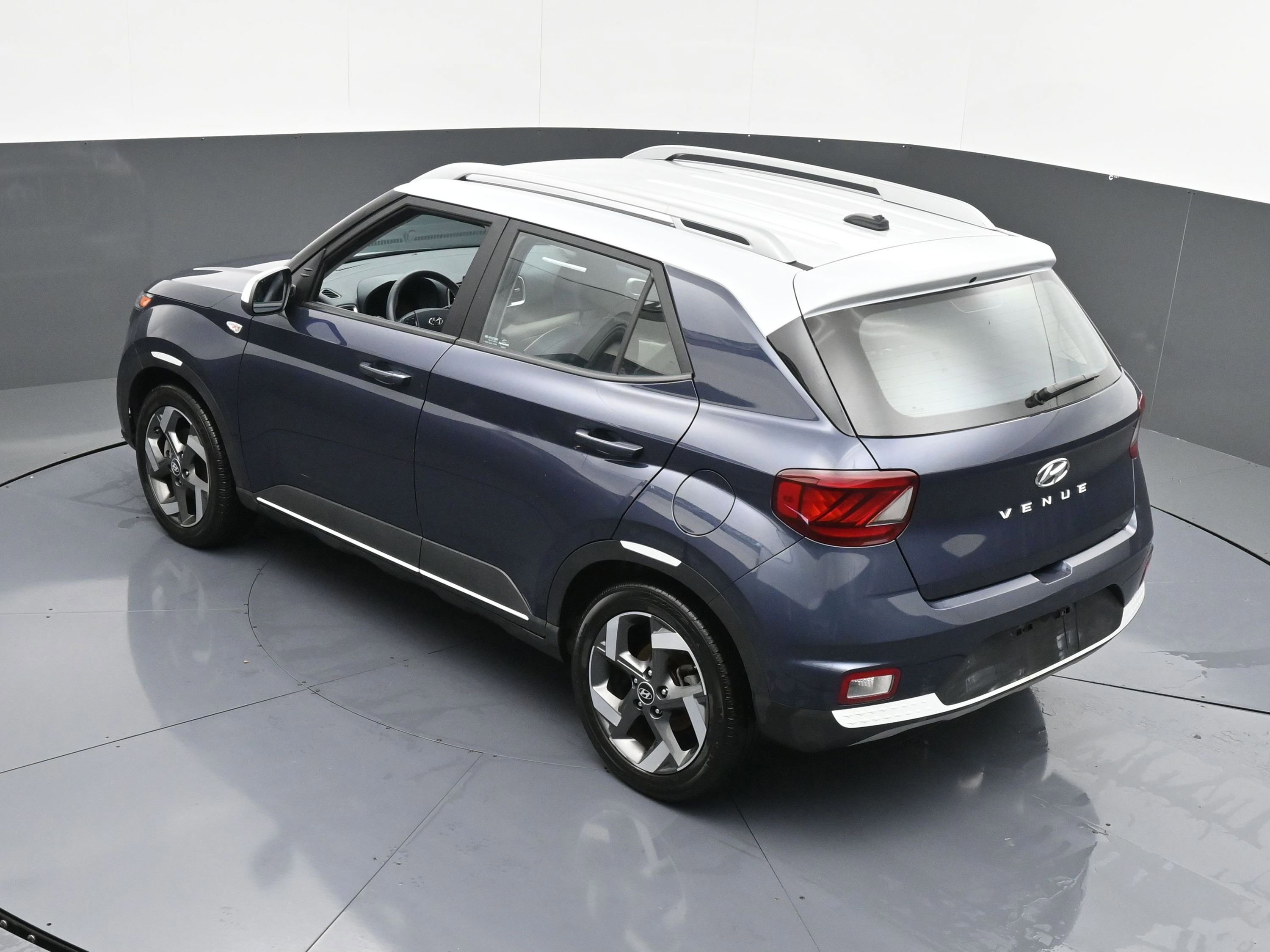 Used 2023 Hyundai Venue Limited w/ Cargo Package image 11