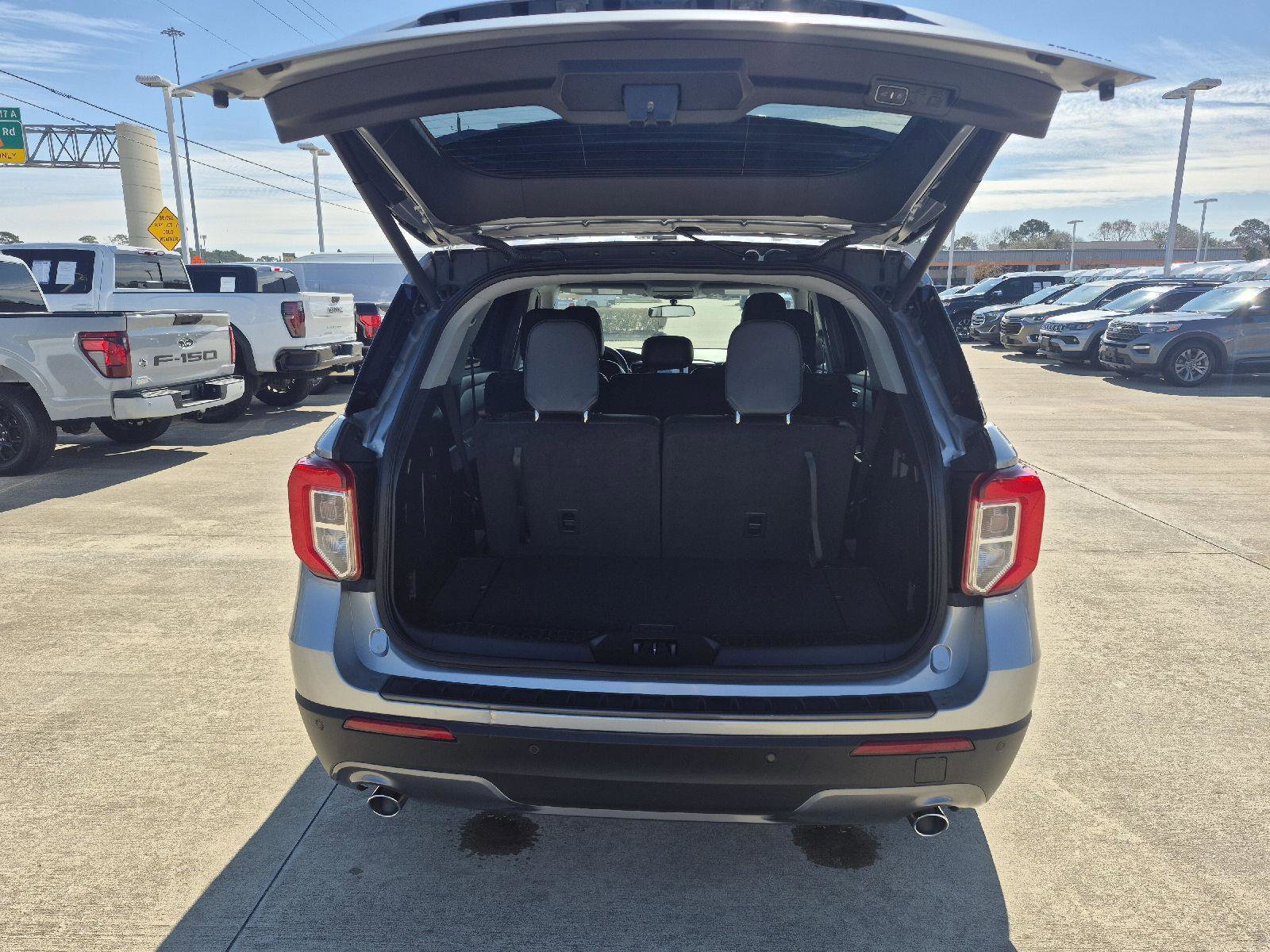 Certified 2022 Ford Explorer XLT w/ Equipment Group 202A image 7