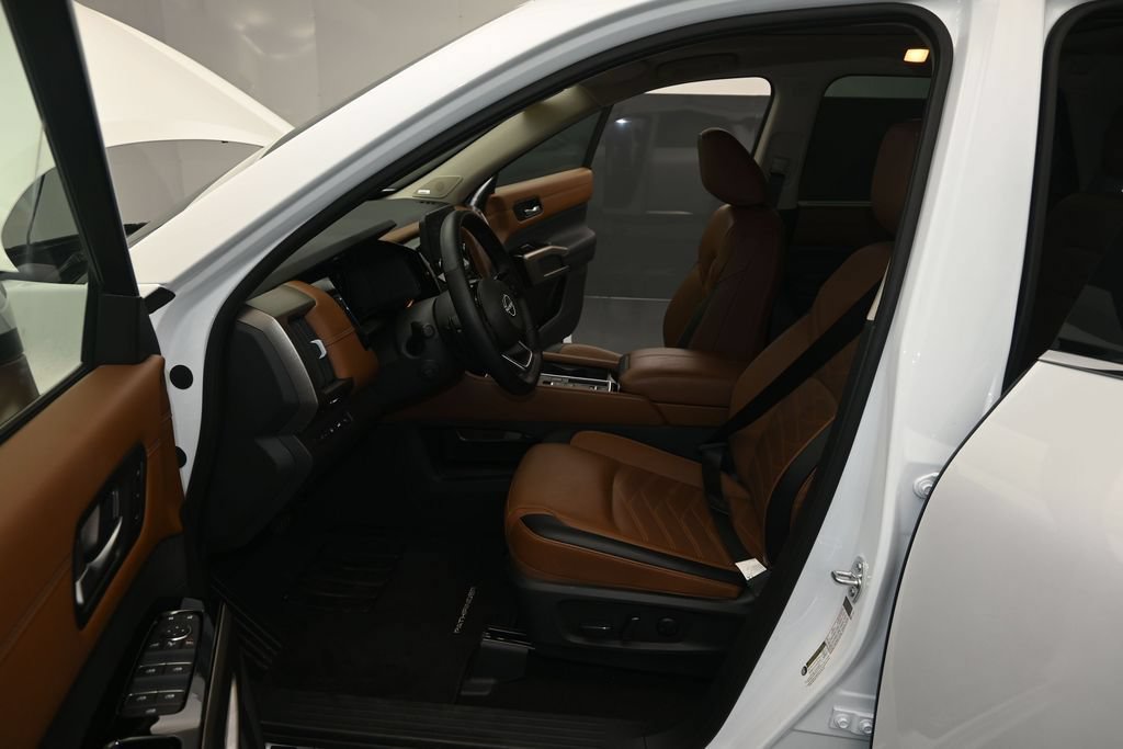 Used 2025 Nissan Pathfinder Platinum FWD image 17