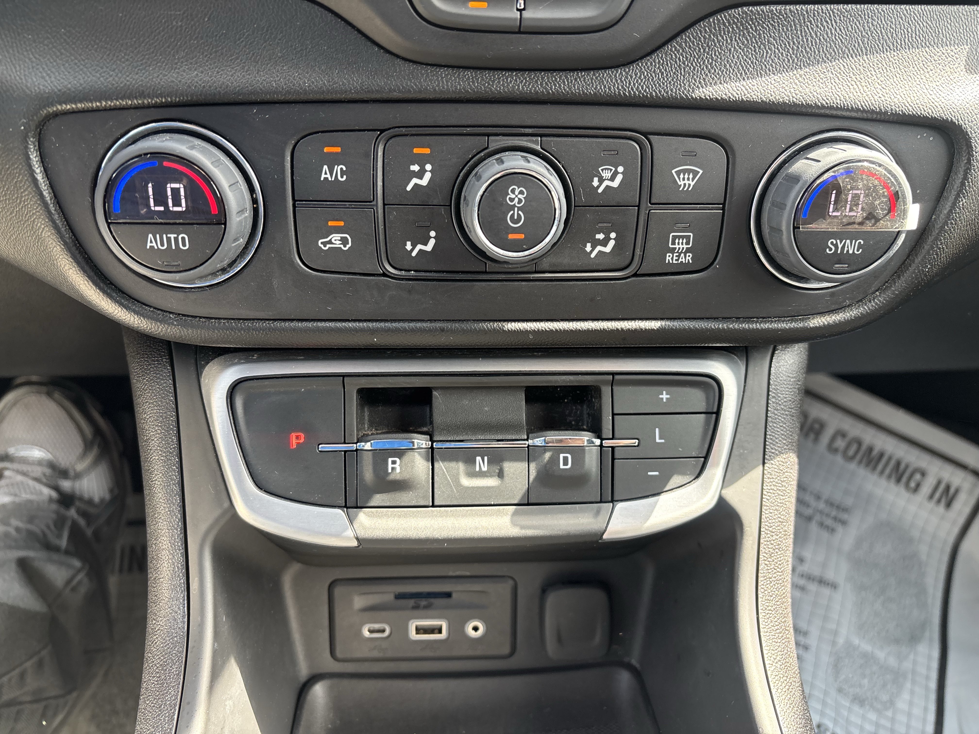 Used 2024 GMC Terrain SLT AWD/4WD image 33