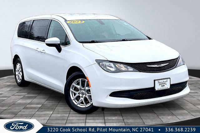 Used 2022 Chrysler Voyager LX image 7