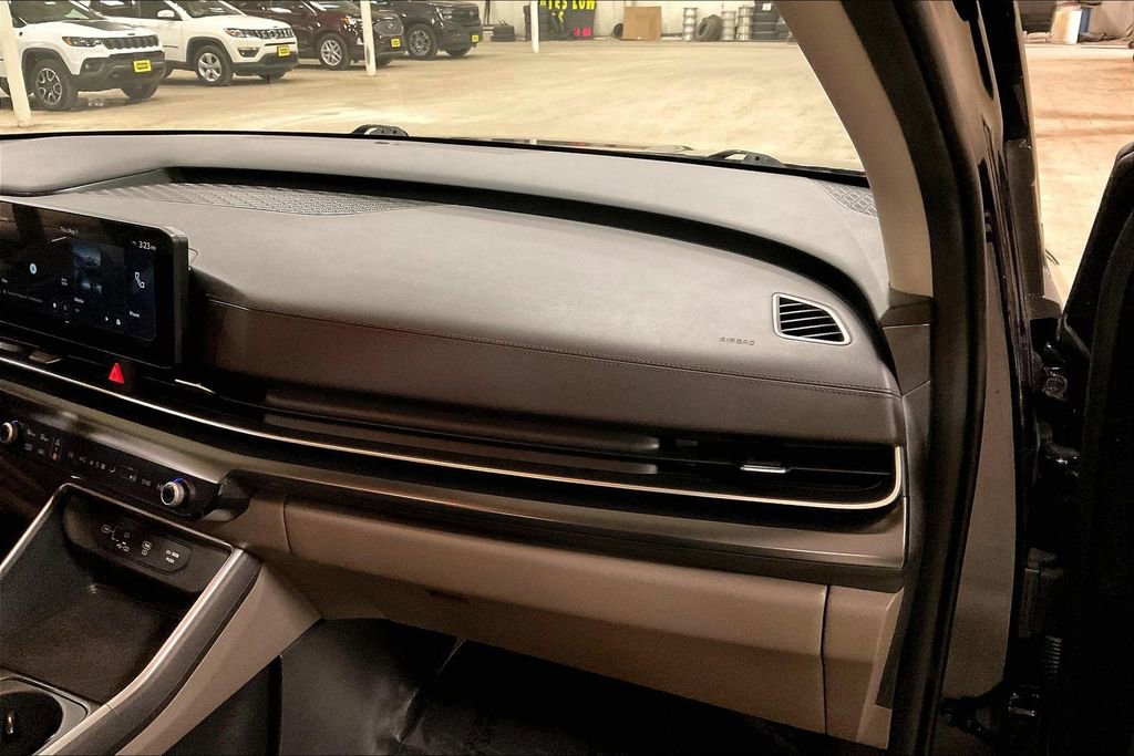 Used 2025 Kia Carnival FWD image 15