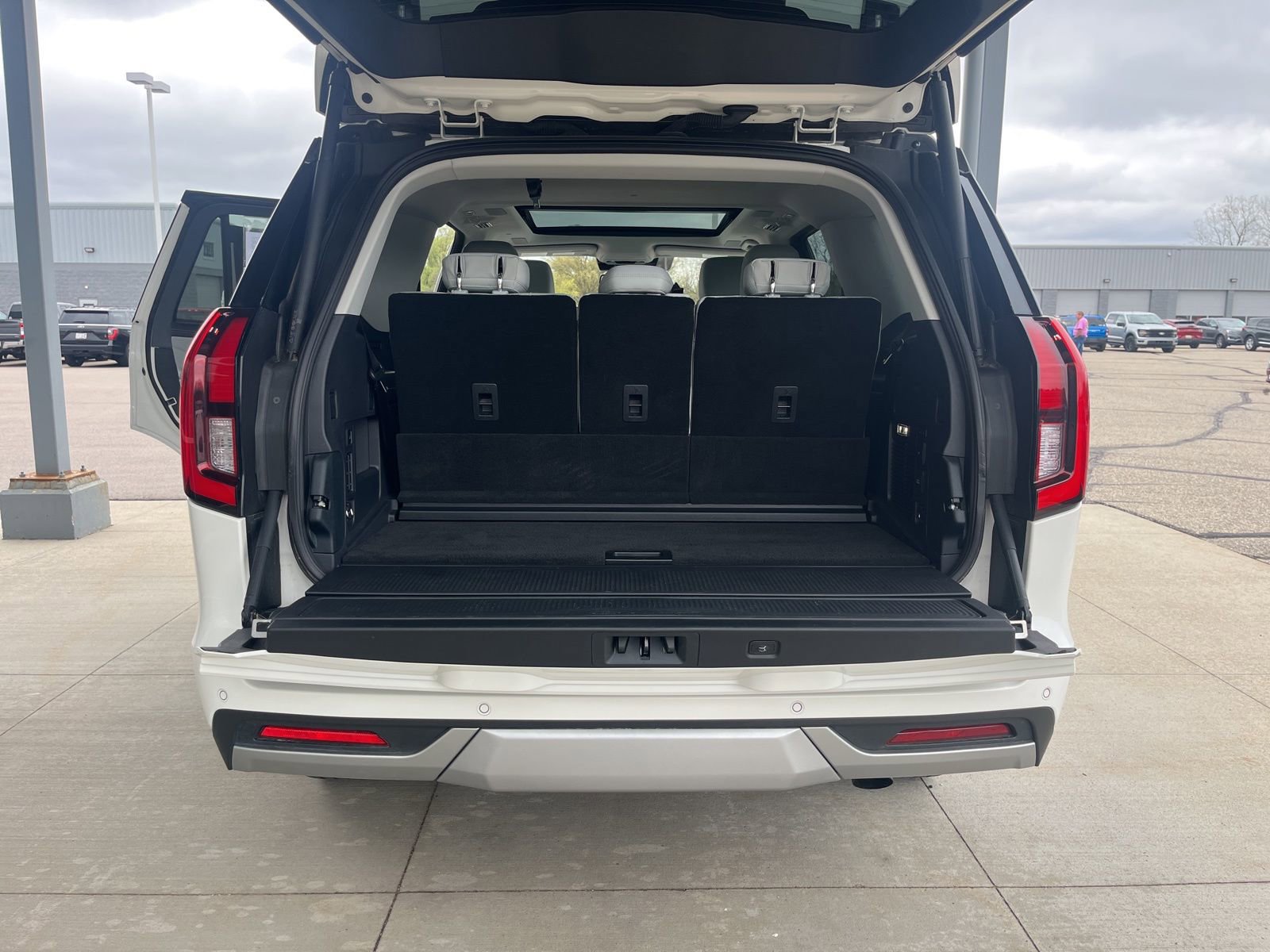 Certified 2025 Ford Expedition Platinum w/ Platinum Ultimate Package AWD/4WD image 15