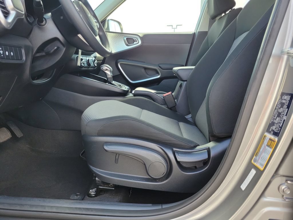 Used 2025 Kia Soul LX w/ LX Technology Package FWD image 19