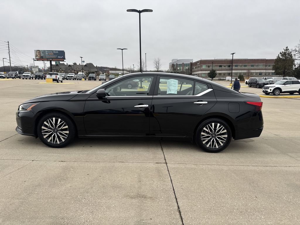 Used 2024 Nissan Altima 2.5 SV image 2