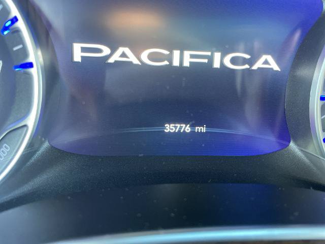 Used 2023 Chrysler Pacifica Limited AWD/4WD image 13