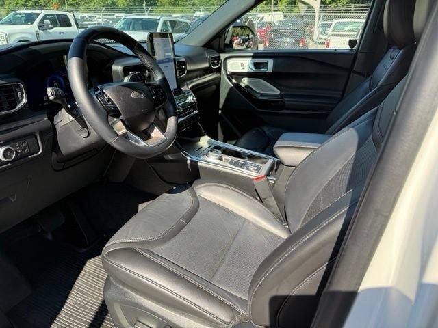 Certified 2022 Ford Explorer Platinum w/ Equipment Group 601A AWD/4WD image 9