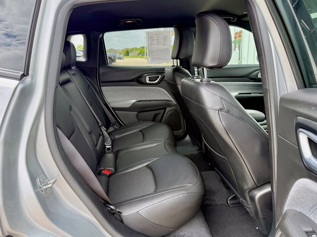 Used 2025 Jeep Compass Latitude AWD/4WD image 17