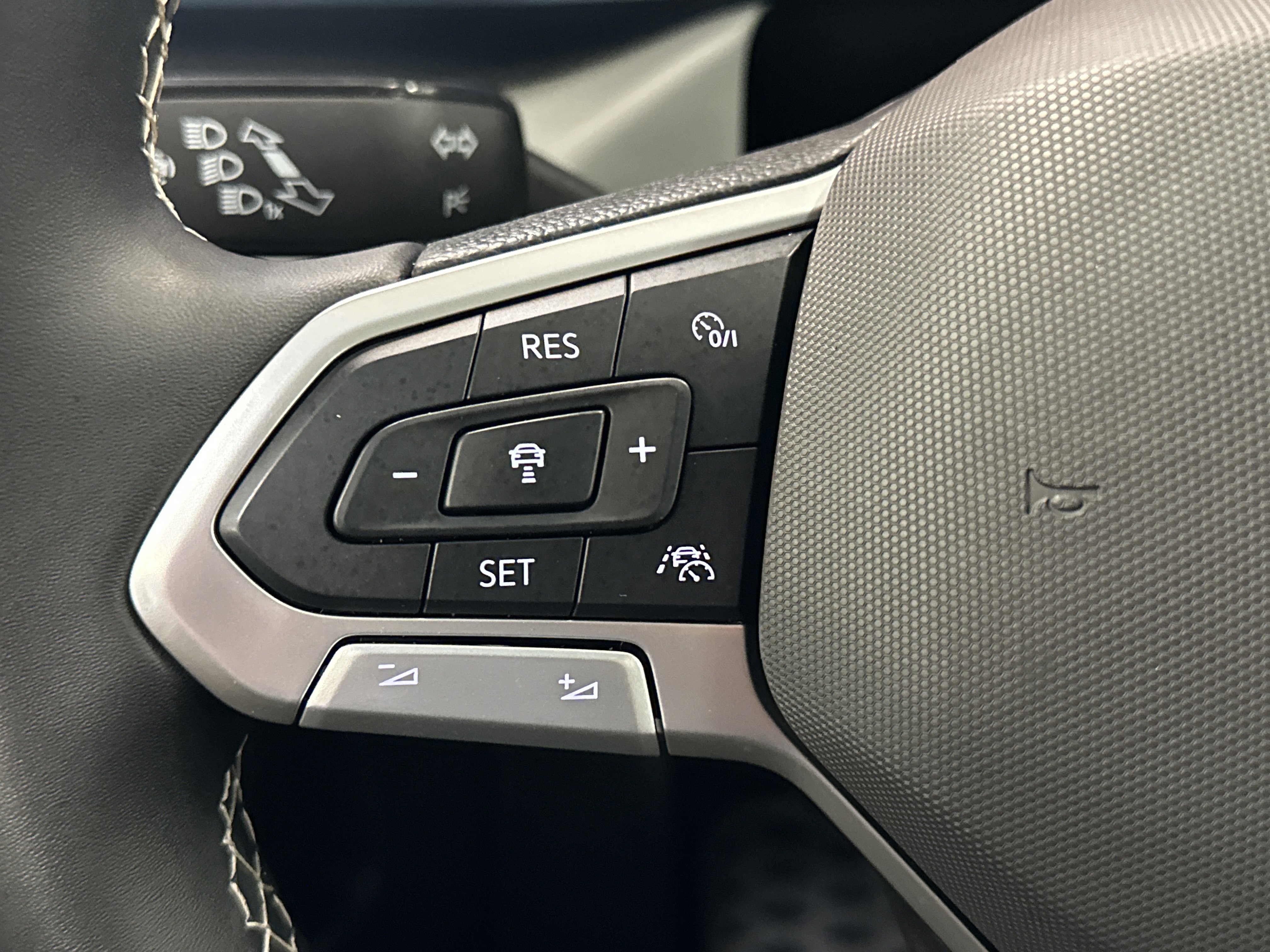 Used 2024 Volkswagen Taos SE image 33