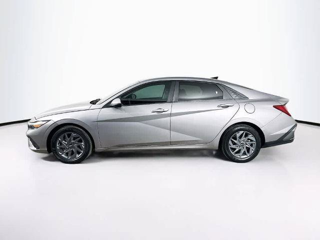 Used 2024 Hyundai Elantra Blue FWD image 3
