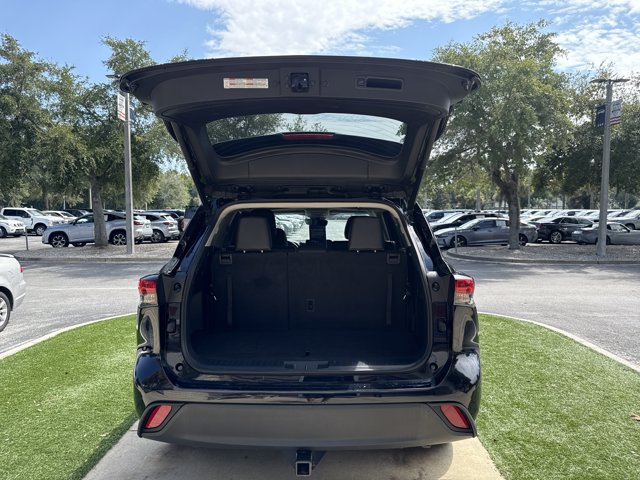Used 2023 Toyota Highlander XLE AWD/4WD image 6