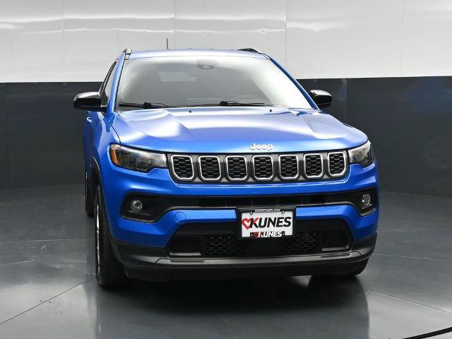 Used 2024 Jeep Compass Latitude w/ Convenience Group AWD/4WD image 4