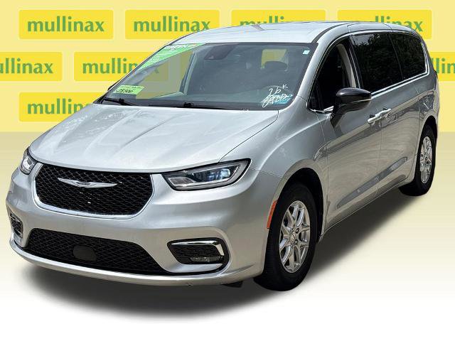 Used 2024 Chrysler Pacifica Touring-L FWD image 13