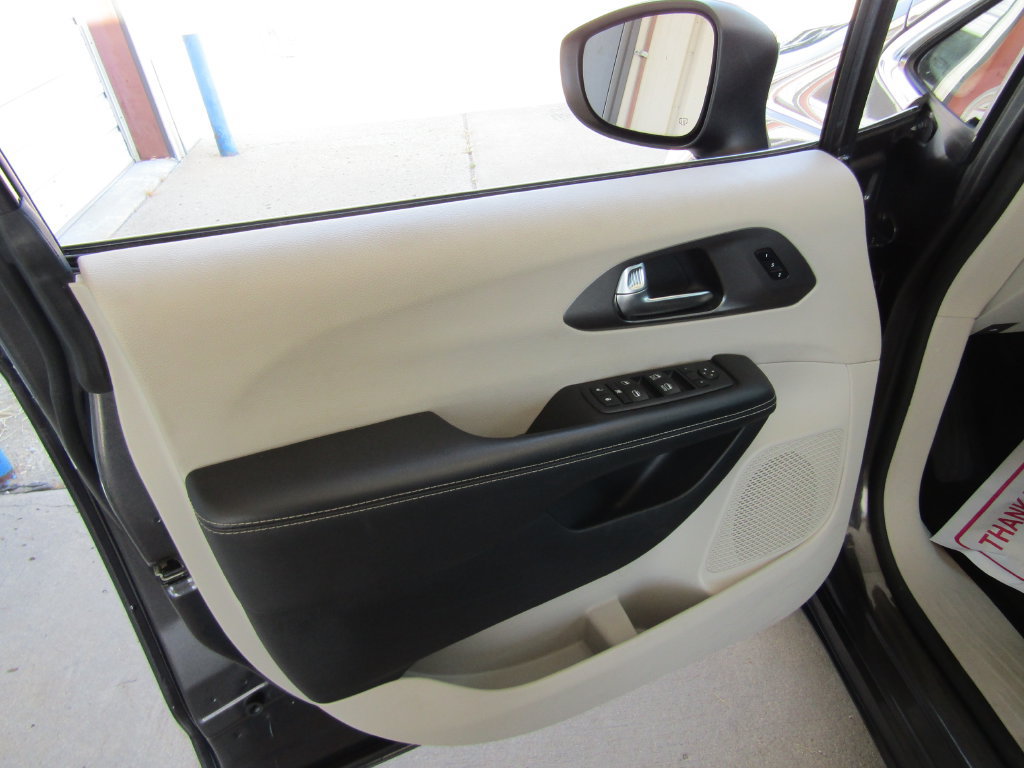 Used 2023 Chrysler Pacifica Touring-L FWD image 23