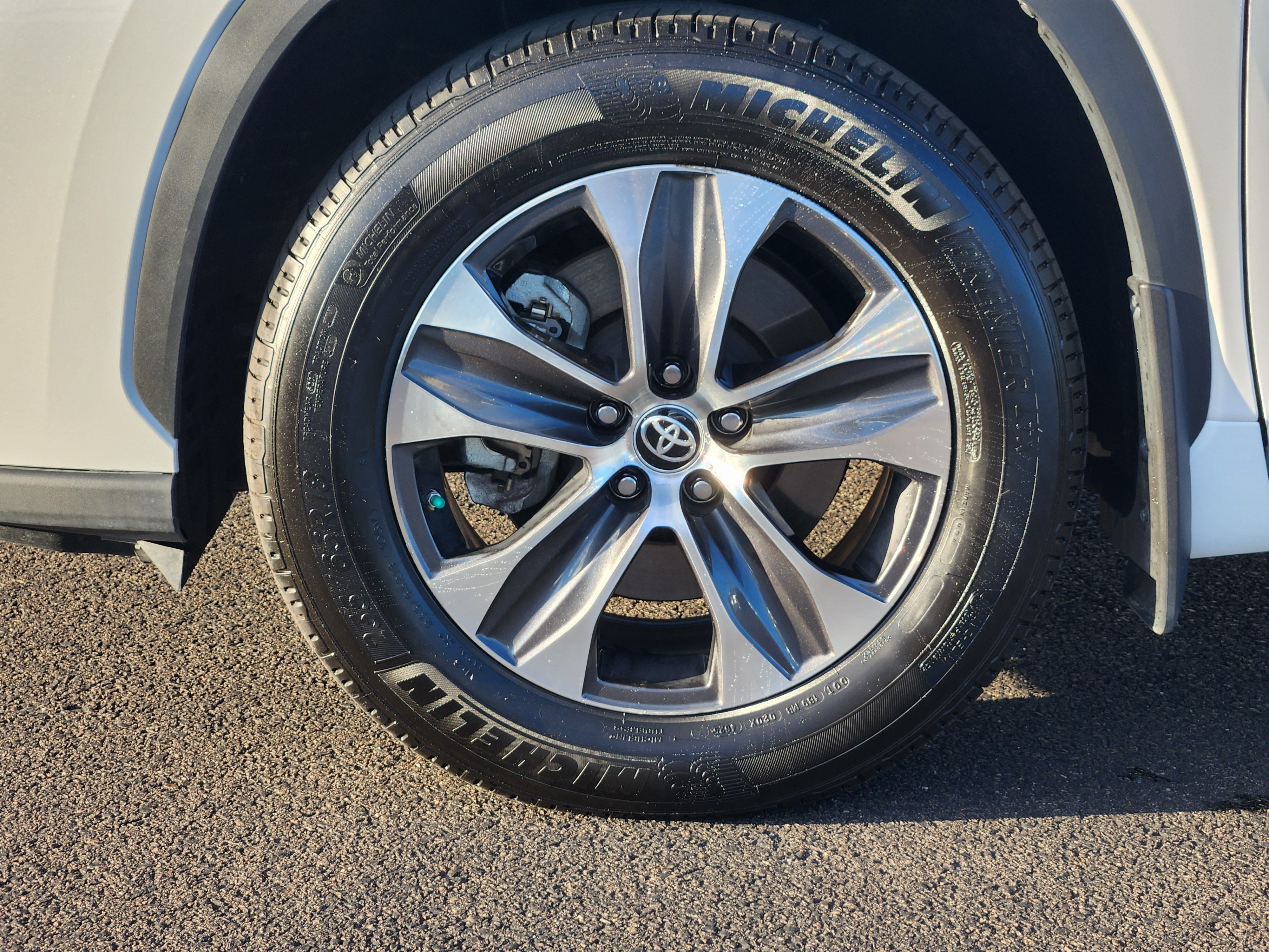Used 2023 Toyota Highlander XLE AWD/4WD image 8