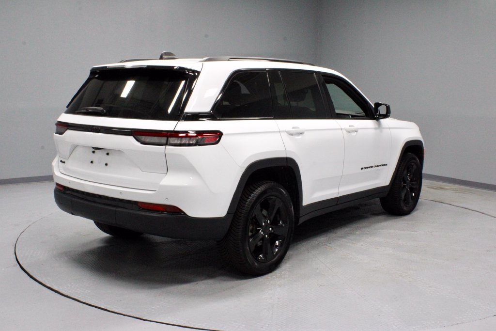 Used 2023 Jeep Grand Cherokee Altitude AWD/4WD image 10