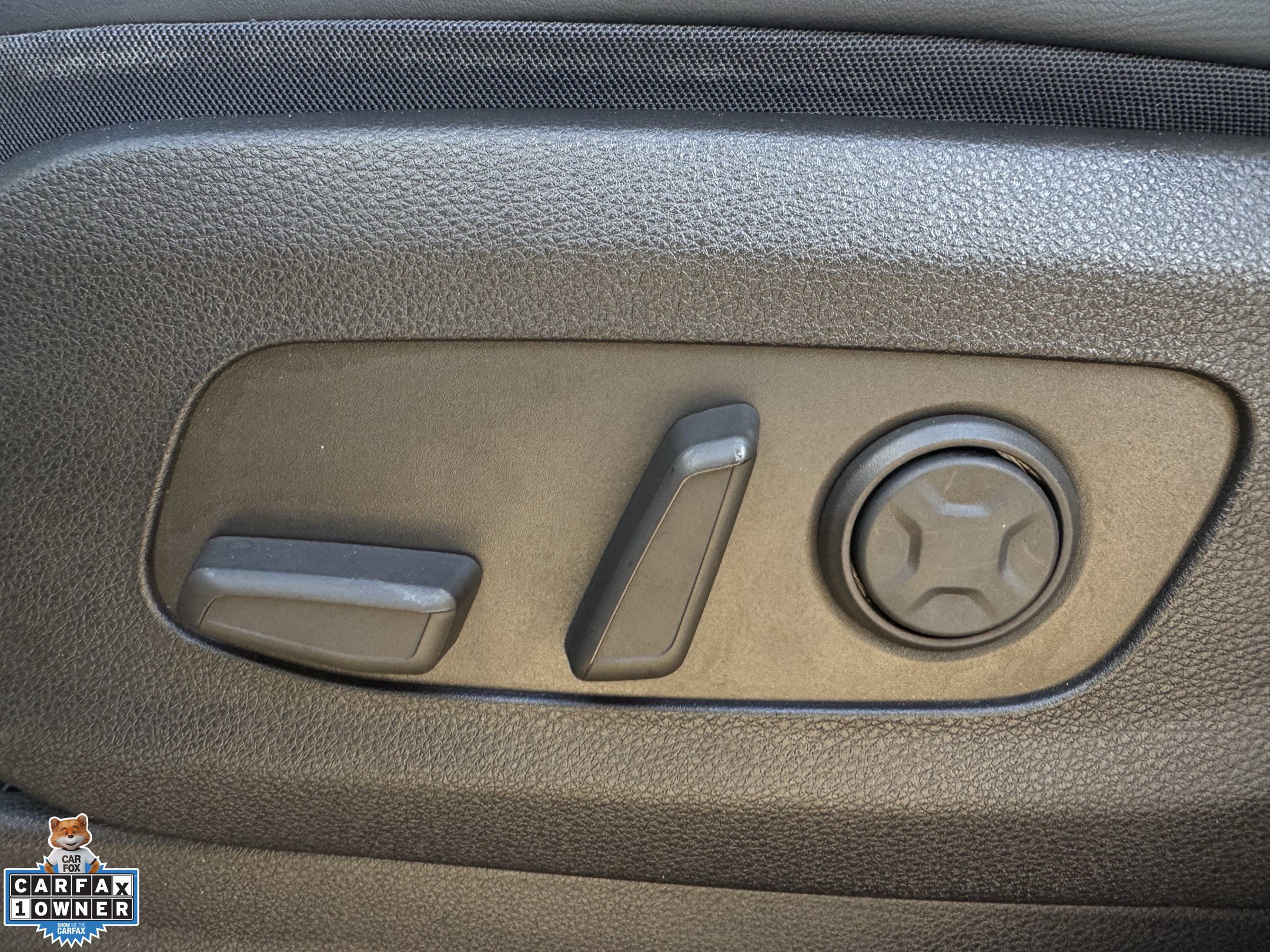 Used 2025 Kia Carnival EX FWD image 28