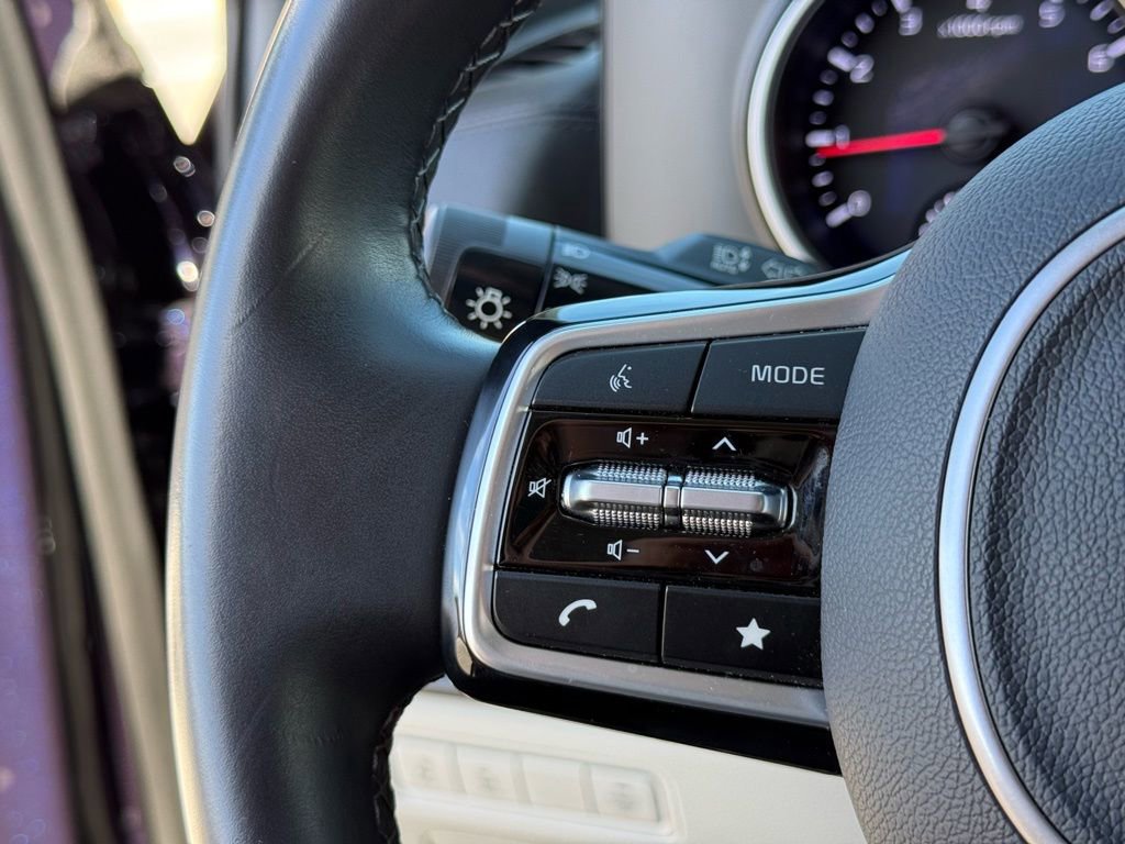 Used 2023 Kia Carnival LX image 17