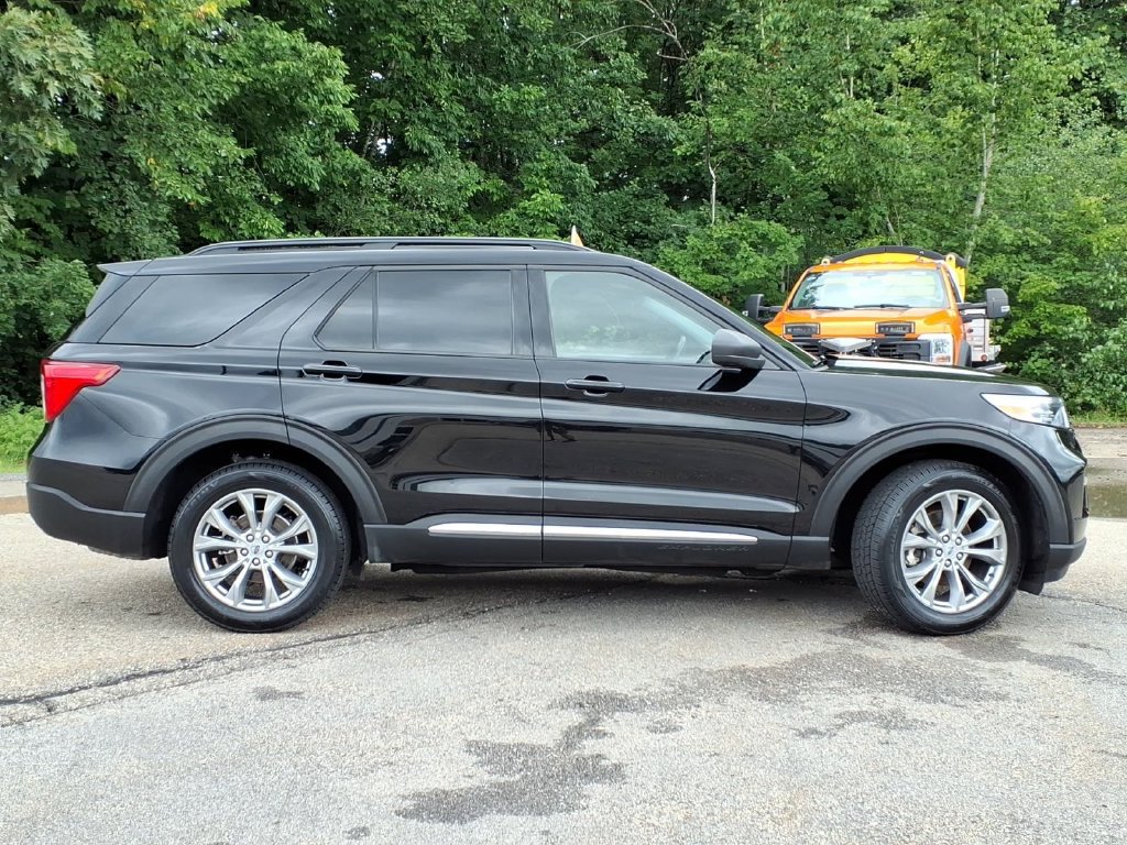 Certified 2023 Ford Explorer XLT w/ Equipment Group 202A AWD/4WD image 3