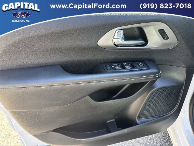 Used 2025 Chrysler Pacifica Select FWD image 20