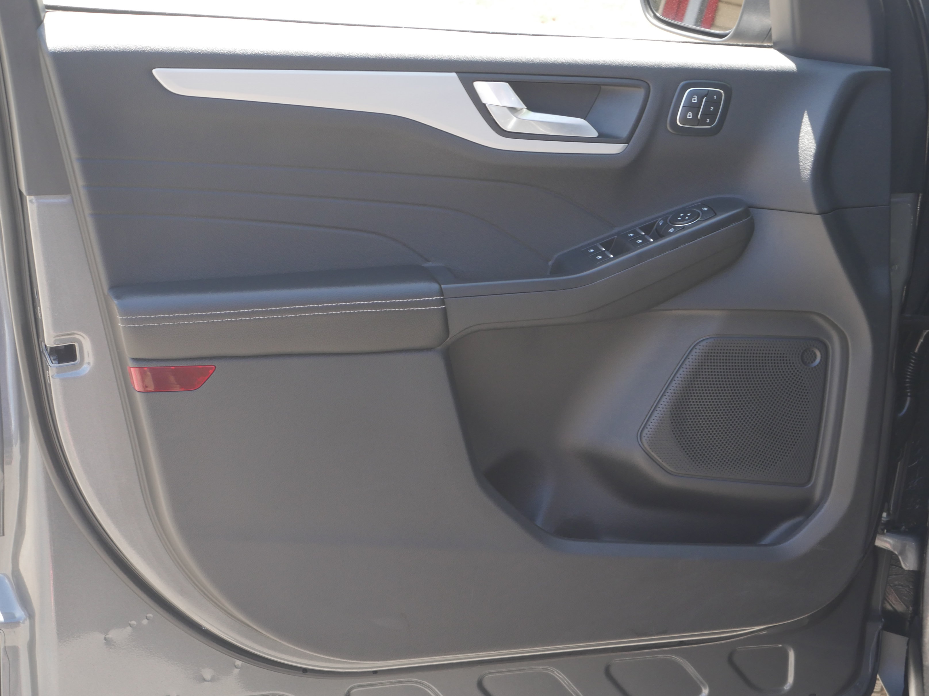 Certified 2025 Ford Escape Platinum AWD/4WD image 31