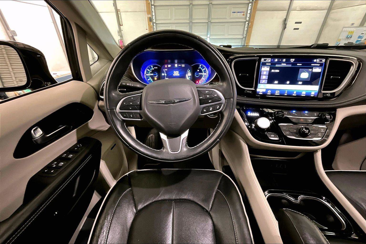 Used 2022 Chrysler Pacifica Limited image 7