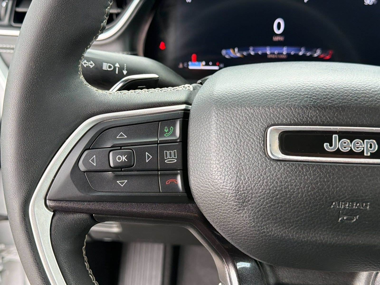 Used 2023 Jeep Grand Cherokee Altitude RWD image 16