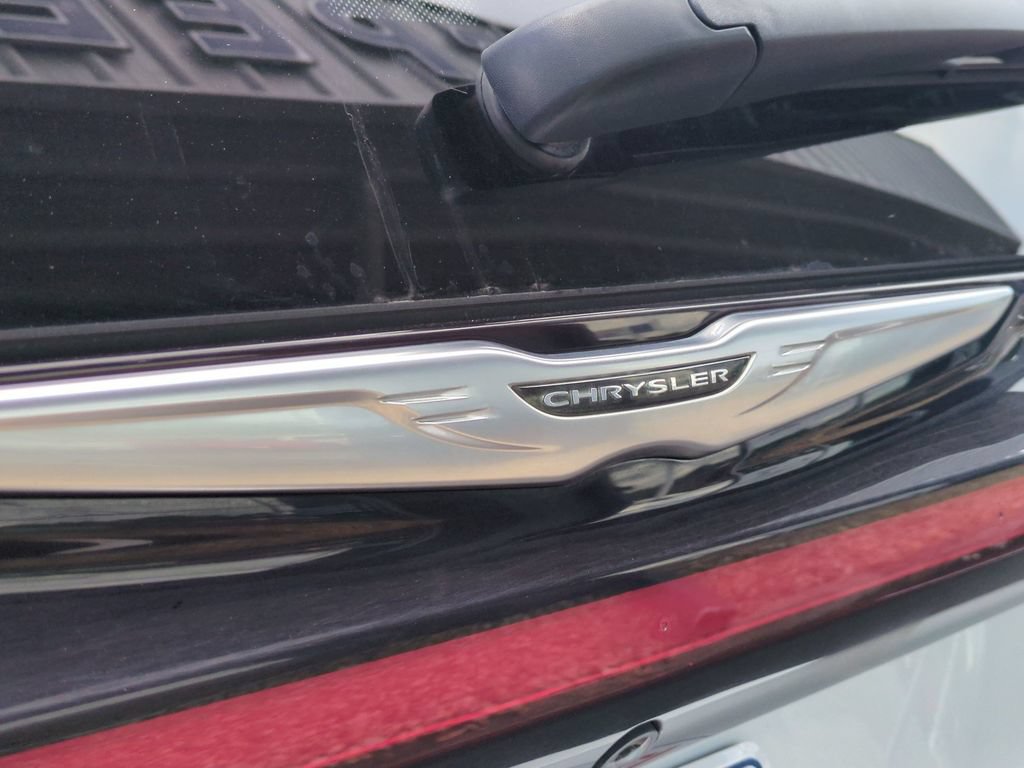 Used 2023 Chrysler Pacifica Touring-L FWD image 6
