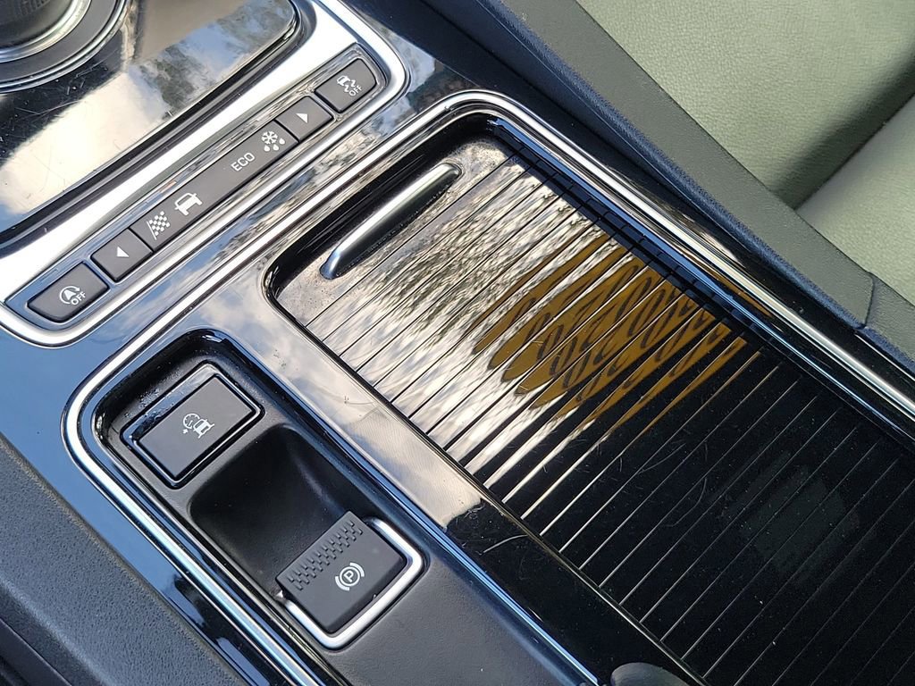 Used 2020 Jaguar F-PACE Premium image 23