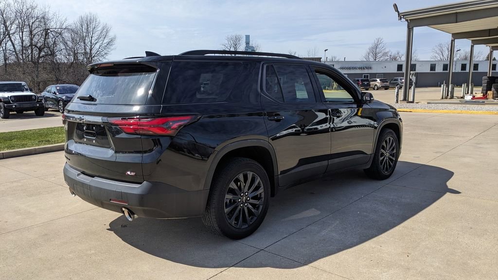 Used 2023 Chevrolet Traverse RS image 3