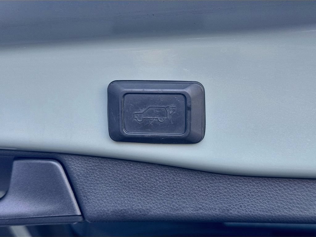 Used 2019 Toyota RAV4 XLE w/ Convenience Package FWD image 31