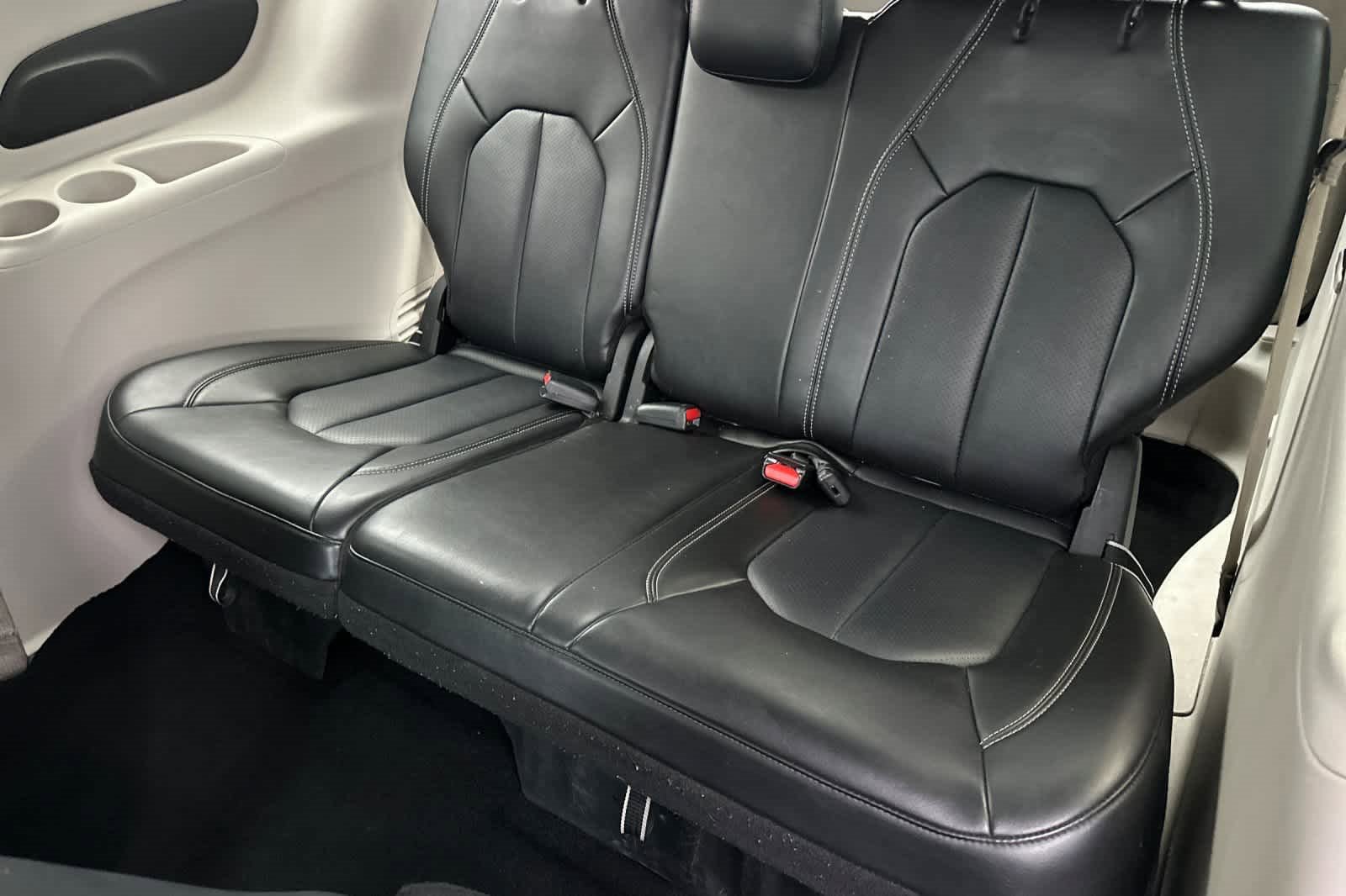 Used 2024 Chrysler Pacifica Select image 16
