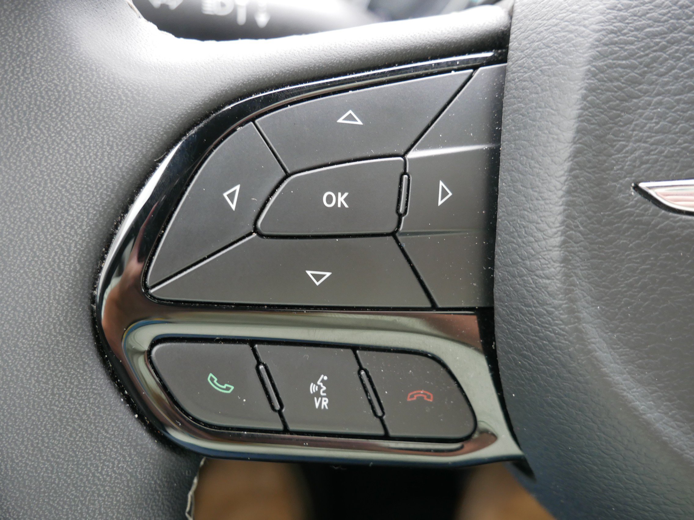 Used 2025 Chrysler Pacifica Limited FWD image 17