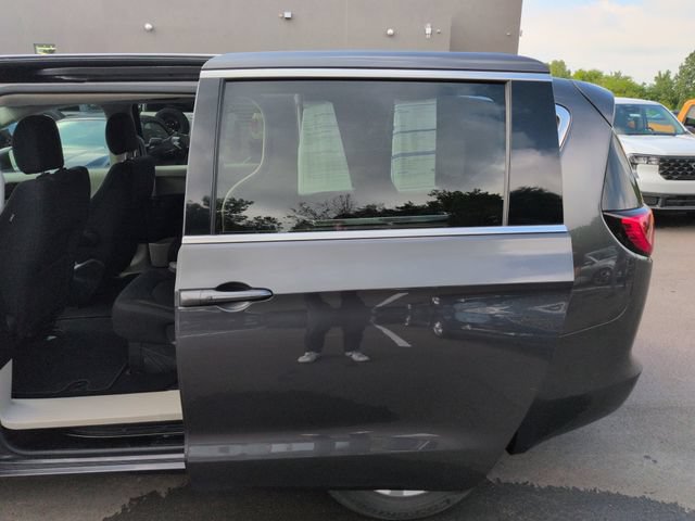 Used 2017 Chrysler Pacifica Touring w/ Tire & Wheel Group FWD image 24