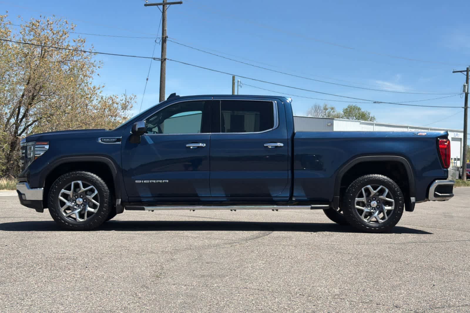 Used 2023 GMC Sierra 1500 SLT w/ SLT Premium Package AWD/4WD image 5