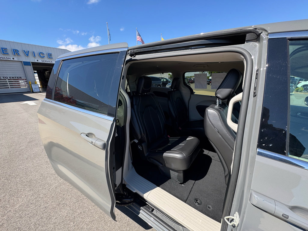 Used 2023 Chrysler Pacifica Touring-L FWD image 14