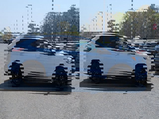 Certified 2024 Ford Edge SE w/ Black Appearance Package image 6