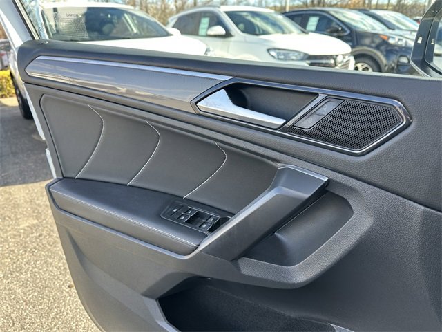 Used 2023 Volkswagen Tiguan SE R-Line image 30