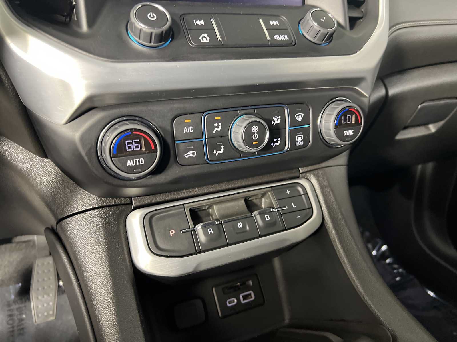 Used 2023 GMC Acadia SLT w/ Elevation Edition FWD image 33